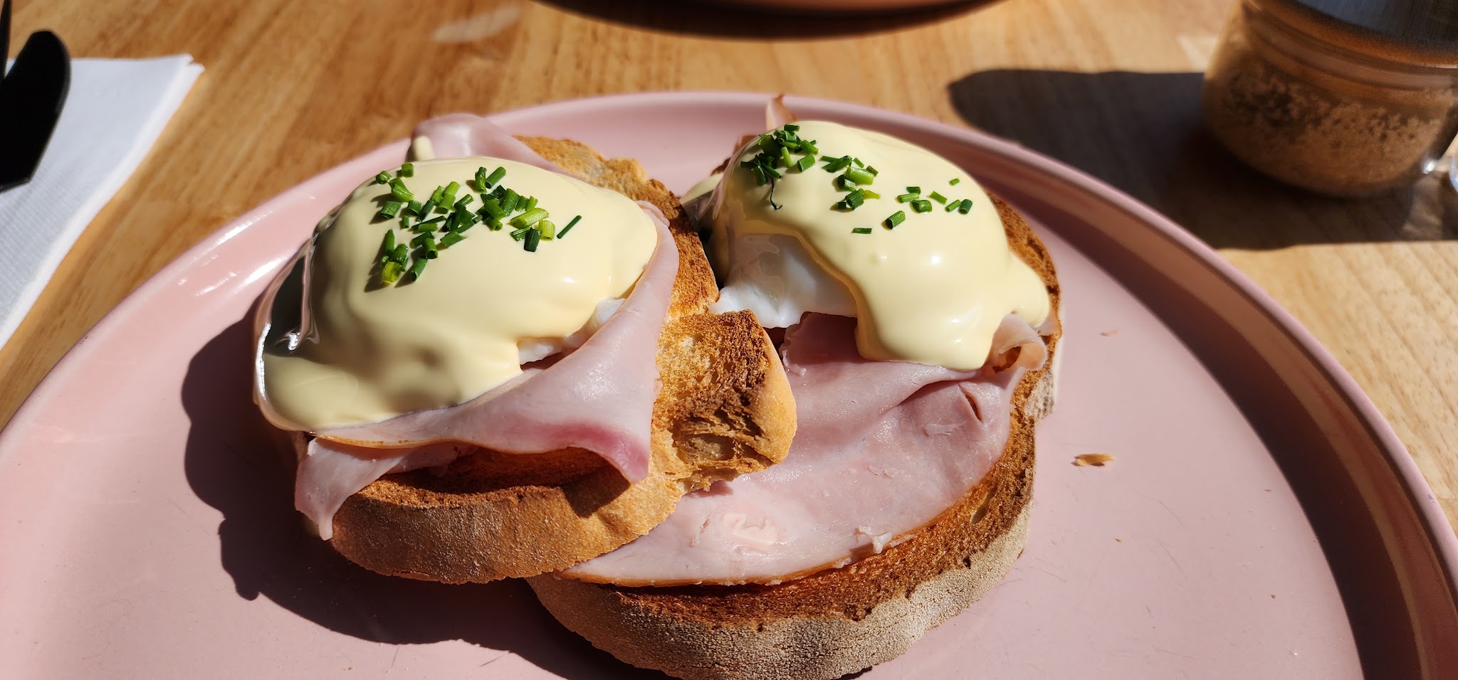 Eggs benedict with ham, poached egg, hollandaise and chives